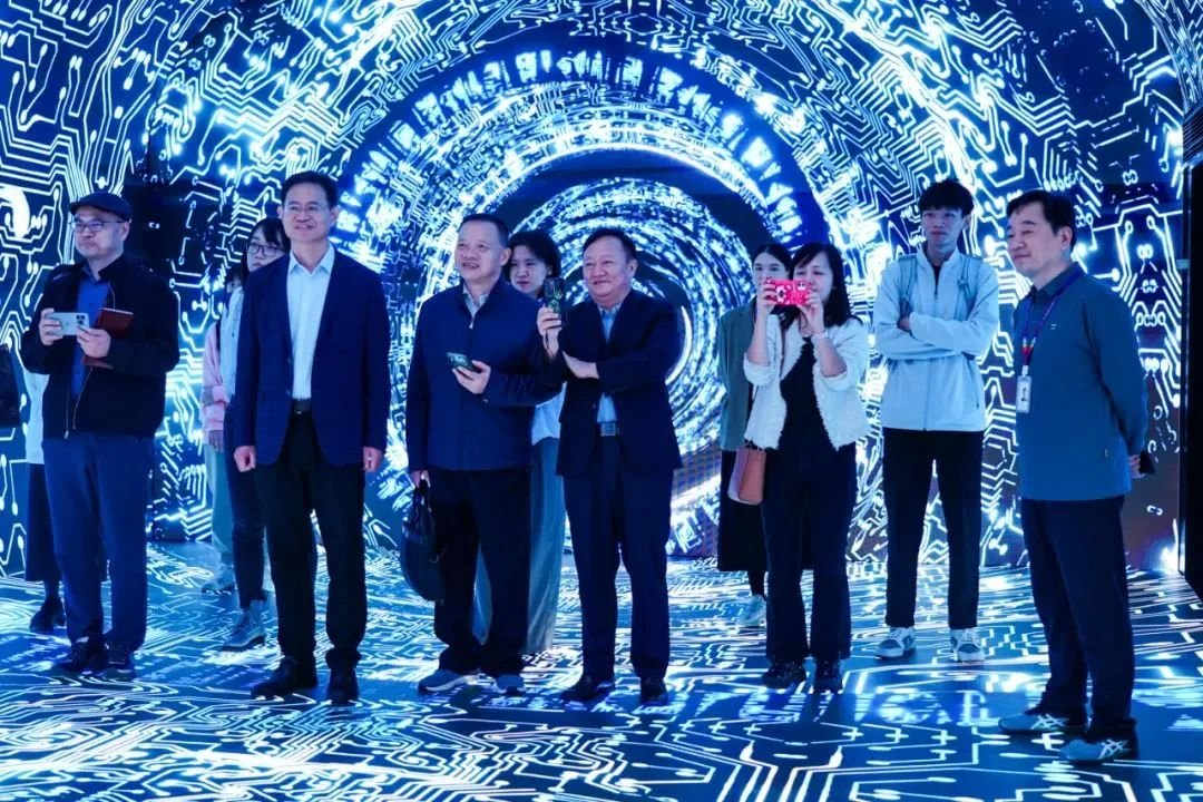 2024120602 国度广电总局发展钻研中心一行赴mg冰球突破励丰文化调研领导