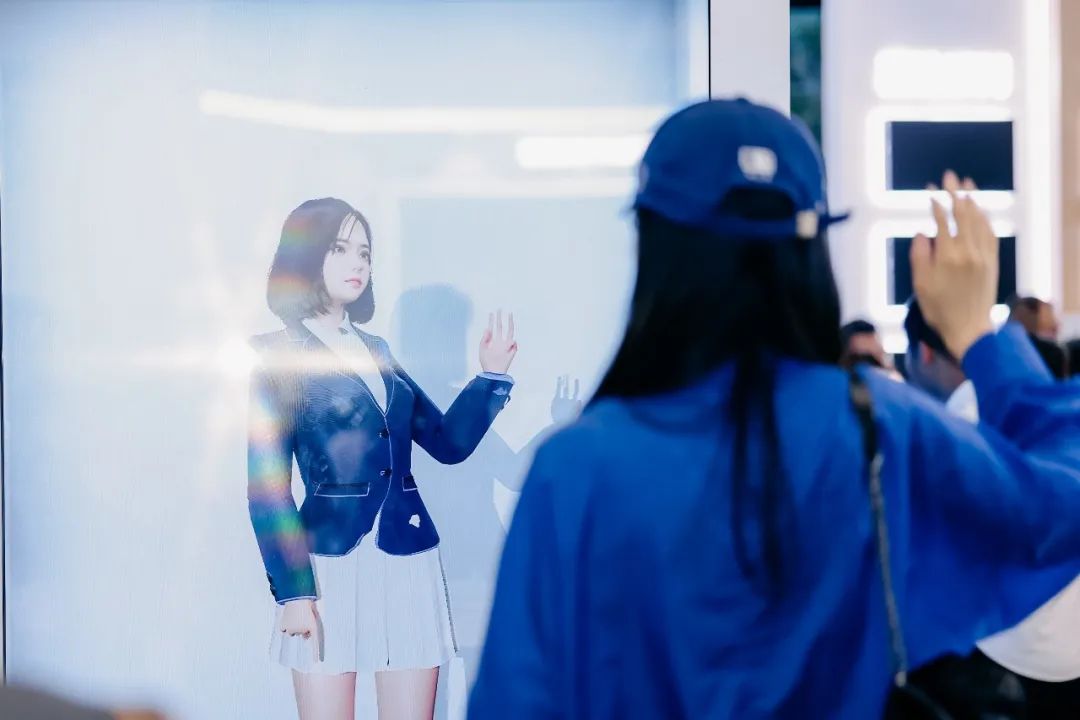 “AI+智能显示”引领将来 mg冰球突破新品InfoComm展大放异彩