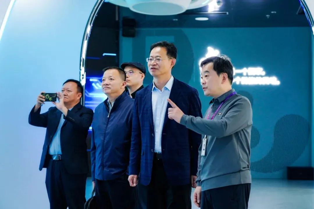 2024120602 国度广电总局发展钻研中心一行赴mg冰球突破励丰文化调研领导