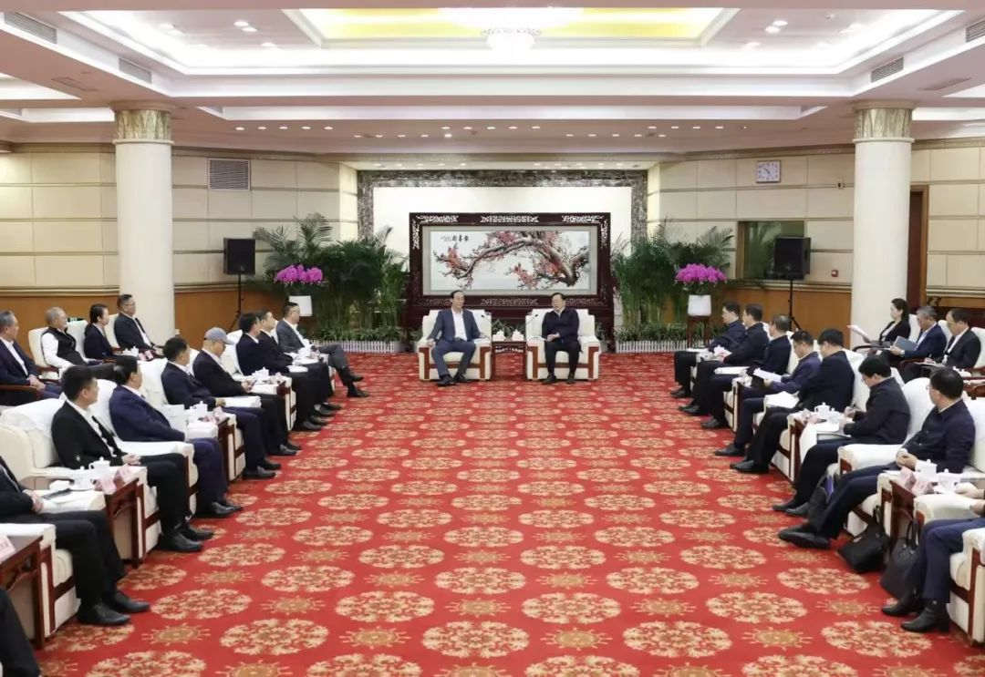 mg冰球突破董事长李军受邀出席华中科技大学第十六届企业家论坛，并颁发演讲