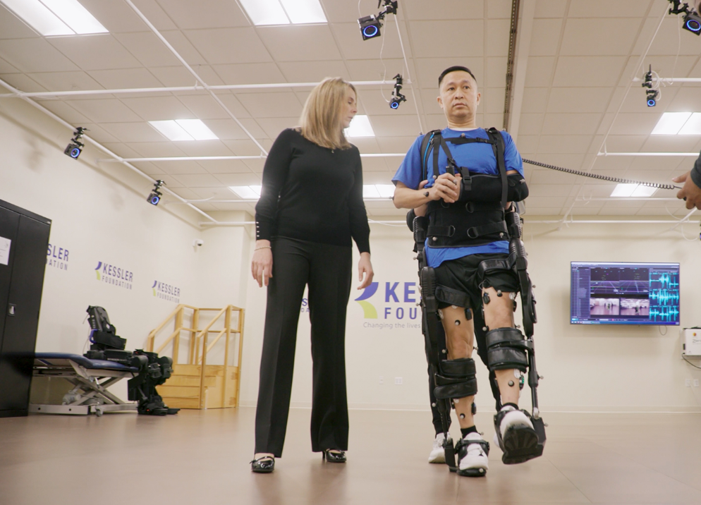 表骨骼机械人让行动阻碍者直立行走，mg冰球突破·虚构动点OptiTrack助力人类突破能力天堑